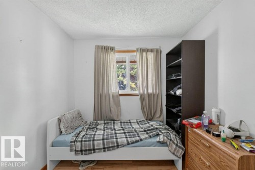6230 36A Avenue Nw, Edmonton, AB - Indoor Photo Showing Bedroom