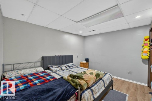 6230 36A Avenue Nw, Edmonton, AB - Indoor Photo Showing Bedroom
