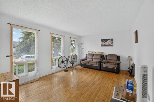 6230 36A Avenue Nw, Edmonton, AB - Indoor Photo Showing Living Room