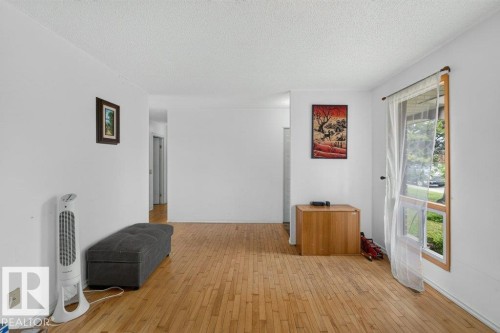 6230 36A Avenue Nw, Edmonton, AB - Indoor