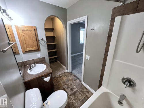 27 Deer Coulee Drive, Didsbury, AB - Indoor Photo Showing Bathroom