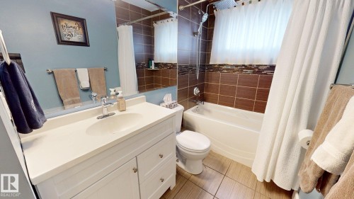 15627 83 Avenue Nw, Edmonton, AB - Indoor Photo Showing Bathroom