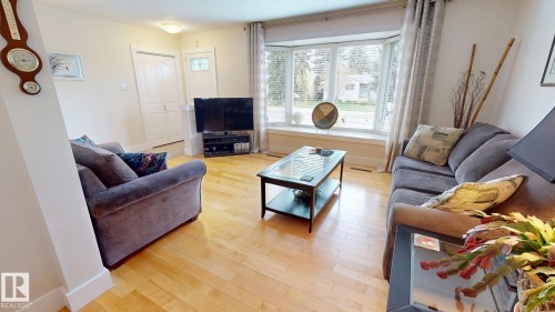 15627 83 Avenue Nw, Edmonton, AB - Indoor Photo Showing Living Room