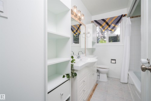 3829 113 Avenue Nw, Edmonton, AB - Indoor Photo Showing Bathroom