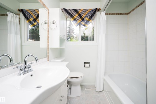 3829 113 Avenue Nw, Edmonton, AB - Indoor Photo Showing Bathroom