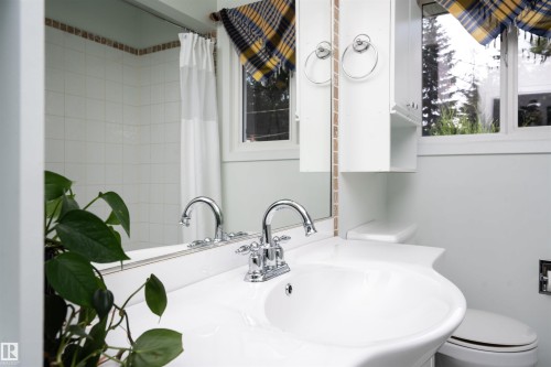 3829 113 Avenue Nw, Edmonton, AB - Indoor Photo Showing Bathroom