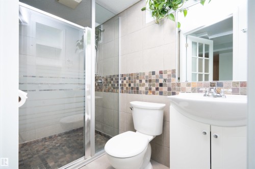 3829 113 Avenue Nw, Edmonton, AB - Indoor Photo Showing Bathroom