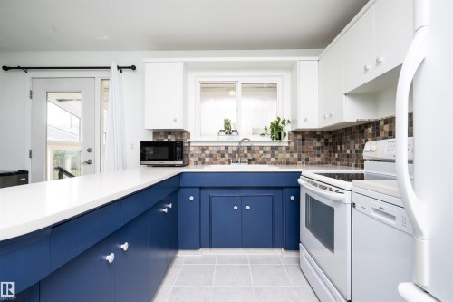 3829 113 Avenue Nw, Edmonton, AB - Indoor Photo Showing Kitchen