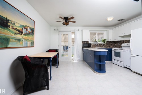 3829 113 Avenue Nw, Edmonton, AB - Indoor Photo Showing Kitchen