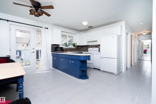 3829 113 Avenue Nw, Edmonton, AB - Indoor Photo Showing Kitchen