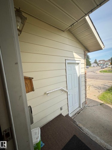 Exterior wall with horizontal siding - 9223 172 Avenue Nw, Edmonton, AB 
