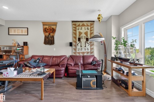 #111 804 Welsh Dr Sw, Edmonton, AB - Indoor Photo Showing Living Room