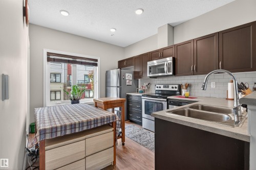 #111 804 Welsh Dr Sw, Edmonton, AB - Indoor Photo Showing Kitchen With Double Sink With Upgraded Kitchen