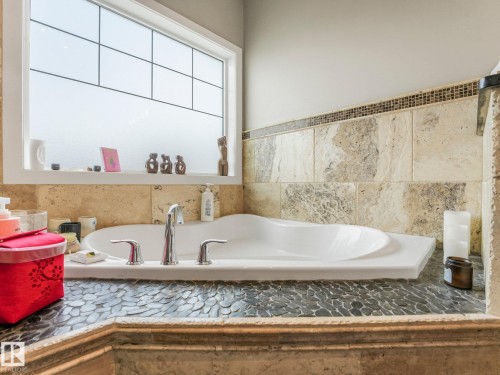 876 Hodgins Road Nw, Edmonton, AB - Indoor Photo Showing Bathroom