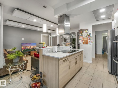 876 Hodgins Road Nw, Edmonton, AB - Indoor Photo Showing Kitchen