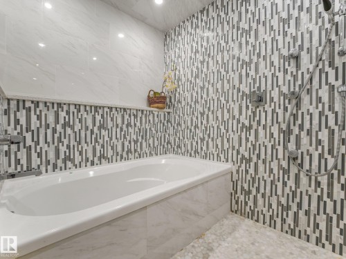 876 Hodgins Road Nw, Edmonton, AB - Indoor Photo Showing Bathroom
