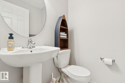 8060 Evans Crescent Nw, Edmonton, AB - Indoor Photo Showing Bathroom