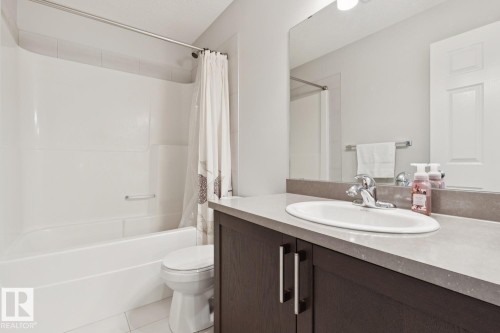 8060 Evans Crescent Nw, Edmonton, AB - Indoor Photo Showing Bathroom