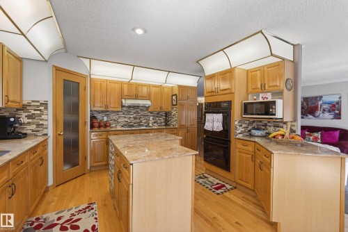 433 Twin Brooks Crescent Nw, Edmonton, AB - Indoor Photo Showing Kitchen