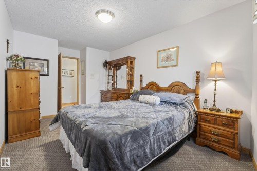 433 Twin Brooks Crescent Nw, Edmonton, AB - Indoor Photo Showing Bedroom