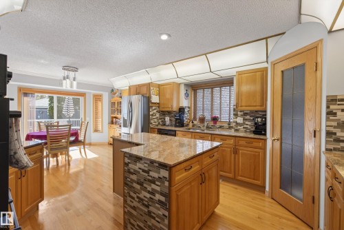 433 Twin Brooks Crescent Nw, Edmonton, AB - Indoor Photo Showing Kitchen