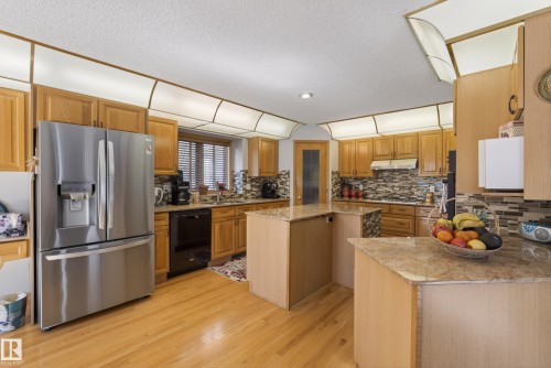 433 Twin Brooks Crescent Nw, Edmonton, AB - Indoor Photo Showing Kitchen