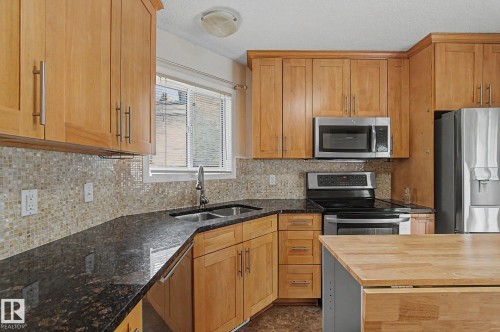 29 Mathias Avenue, Spruce Grove, AB - Indoor Photo Showing Kitchen With Double Sink