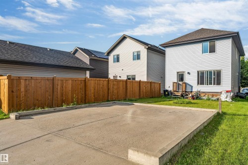 Concrete parking pad with integrated curb - 2040 24 Street Nw, Edmonton, AB - Outdoor