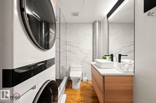 10309 107 Street Nw, Edmonton, AB - Indoor Photo Showing Bathroom