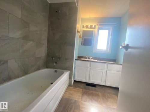 #042-4819 51 Avenue, Millet, AB - Indoor Photo Showing Bathroom