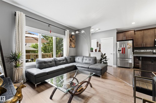 5315 Crabapple Loop Sw, Edmonton, AB - Indoor Photo Showing Living Room