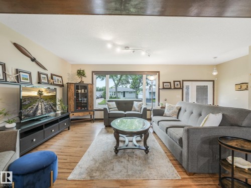 9525 87 Street, Fort Saskatchewan, AB - Indoor Photo Showing Living Room