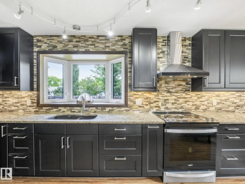 9525 87 Street, Fort Saskatchewan, AB - Indoor Photo Showing Kitchen With Double Sink With Upgraded Kitchen