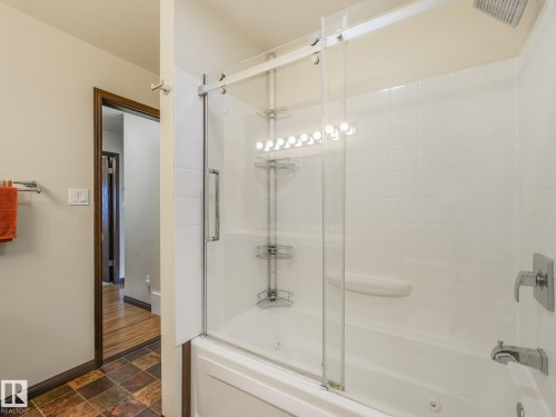 9525 87 Street, Fort Saskatchewan, AB - Indoor Photo Showing Bathroom