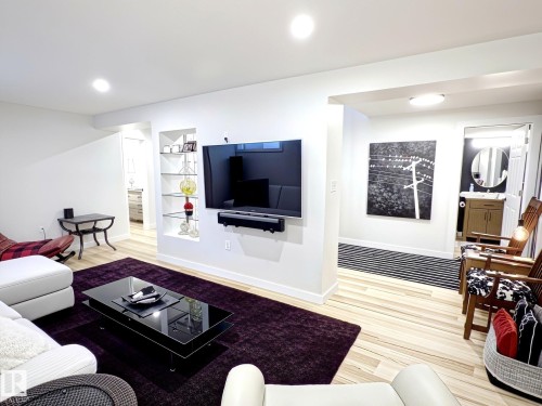 #17 10 Blackburn Dr Sw, Edmonton, AB - Indoor Photo Showing Living Room