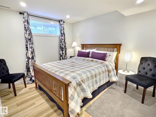 #17 10 Blackburn Dr Sw, Edmonton, AB - Indoor Photo Showing Bedroom