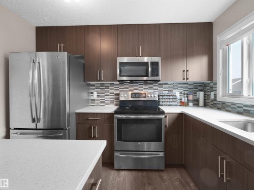 1318 Chappelle Boulevard Sw, Edmonton, AB - Indoor Photo Showing Kitchen With Upgraded Kitchen