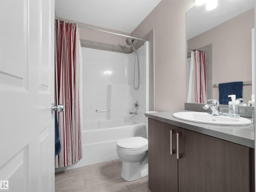 1318 Chappelle Boulevard Sw, Edmonton, AB - Indoor Photo Showing Bathroom