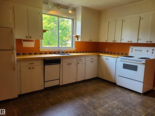 6326 109A Street Nw, Edmonton, AB - Indoor Photo Showing Kitchen