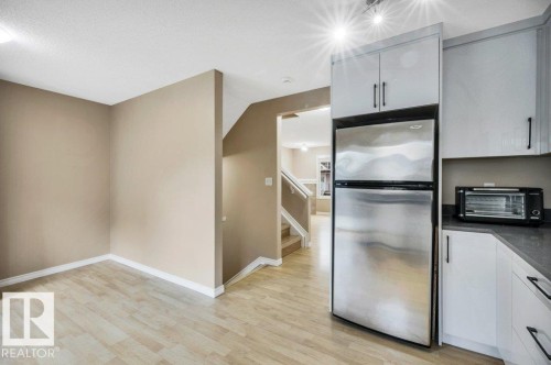 #33 2503 24 St Nw, Edmonton, AB - Indoor Photo Showing Kitchen