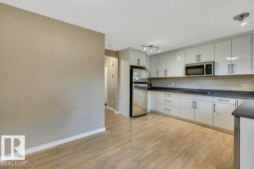 #33 2503 24 St Nw, Edmonton, AB - Indoor Photo Showing Kitchen