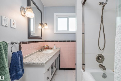 6811 101A Avenue Nw, Edmonton, AB - Indoor Photo Showing Bathroom