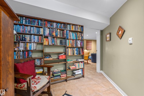 6811 101A Avenue Nw, Edmonton, AB - Indoor Photo Showing Other Room