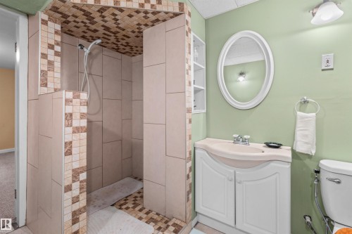 6811 101A Avenue Nw, Edmonton, AB - Indoor Photo Showing Bathroom
