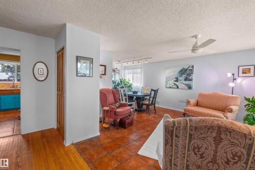 6811 101A Avenue Nw, Edmonton, AB - Indoor Photo Showing Living Room