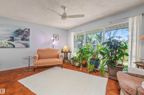 6811 101A Avenue Nw, Edmonton, AB - Indoor Photo Showing Living Room