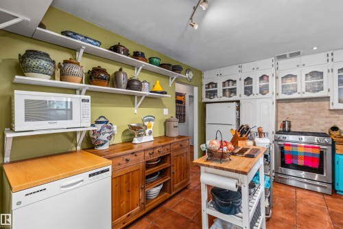 6811 101A Avenue Nw, Edmonton, AB - Indoor Photo Showing Kitchen