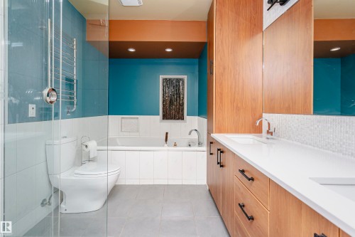 15104 42 Avenue Nw, Edmonton, AB - Indoor Photo Showing Bathroom