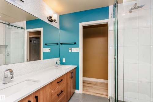 15104 42 Avenue Nw, Edmonton, AB - Indoor Photo Showing Bathroom