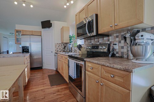 1 Leyland Way, Spruce Grove, AB - Indoor Photo Showing Kitchen